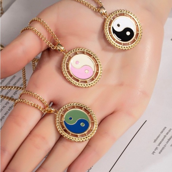 Yin yang circle disk pendant necklace - Picture 2 of 5